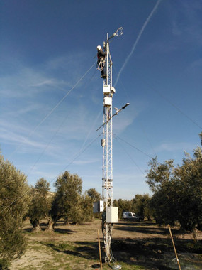 <p>En el experimento se utiliza instrumentación que mide a una alta frecuencia variables como la concentración de CO2 en el aire, la velocidad y la dirección del viento / UGR</p>