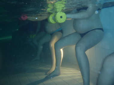 <p>Mujeres embarazadas realizando el programa de ejercicio en piscina. / Rubén Barakat</p>