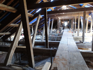 <p>Trabajos de restauración en la nave central de la catedral de Segovia. / Marta Domínguez Delmás</p>