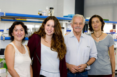 <p>De izquierda a derecha, Roser Urreizti, Laura Castilla-Vallmanya, Daniel Grinberg y Susana Balcells, investigadores de la Universidad de Barcelona, el CIBERER y el Institut de Recerca Sant Joan de Déu. / CIBERER</p>