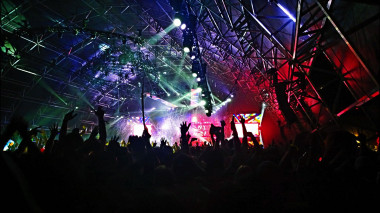 <p>En los festivales de música electrónica se usa con frecuencia la luz estroboscópica. / Pixabay </p>