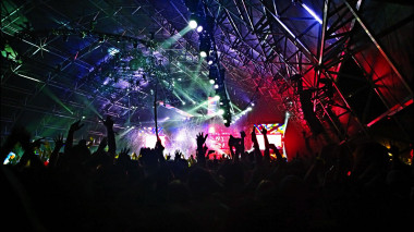 <p>En los festivales de música electrónica se usa con frecuencia la luz estroboscópica. / Pixabay </p>