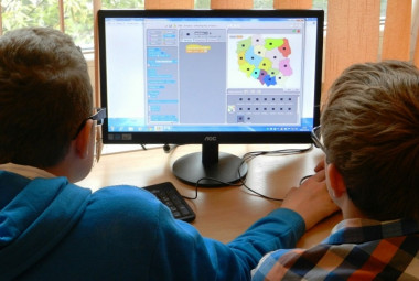 <p>Introducir la informática en las aulas facilitaría el fomento de vocaciones en esta materia, sobre todo entre las mujeres, además de la integración laboral y el emprendimiento en nuevas tecnologías. / URJC</p>