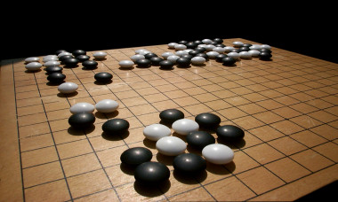 <p>En el juego de Go dos jugadores colocan piezas en blanco y negro sobre una cuadrícula con el objetivo de ocupar más territorio que su oponente. / Imagen: Wikipedia</p>