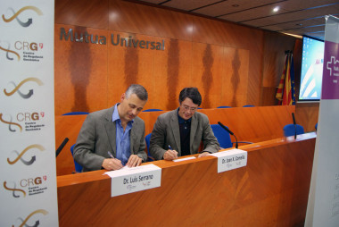 <p>De izquierda a derecha, Luis Serrano, director del CRG, y Joan Comella, director del VHIR. Imagen: VHIR-CRG</p>