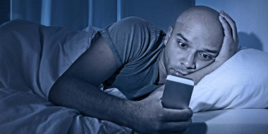 <p>La lectura en <em>smartphone</em> empeora síntomas visuales respecto a hacerlo en papel. / <a href="https://flic.kr/p/26geE4k" target="_blank">Bosland Corp</a>.</p>