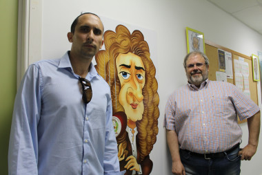 <p>Los investigadores Óscar Reyes y Sebastián Ventura posan junto a una caricatura de Isaac Newton, en el departamento de Ciencias de la Computación e Inteligencia Artificial de la Universidad de Córdoba. / UCO</p>