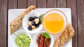 desayuno meditarráneo con zumo de naranja