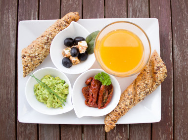 <p>Más allá de desayunar o no, la calidad de la primera comida del día también es relevante. / <a href="https://pixabay.com/es/desayuno-jugo-de-naranja-pan-1804436/" target="_blank">Pixabay</a></p>