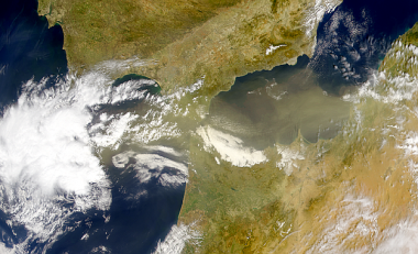 <p>Imagen de satélite donde se aprecian los dos escenarios meteorológicos más frecuentes que depositan grandes cantidades de virus (borrascas procedentes del Atlántico) y bacterias (intrusiones de polvo Sahariano) en las altas montañas de Sierra Nevada y a escala global. / NASA Visible Earth</p>