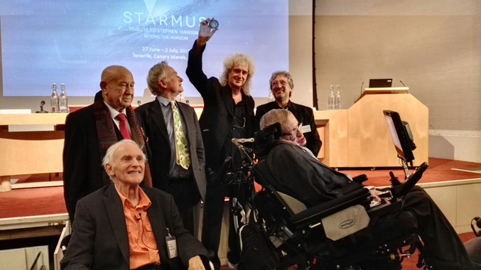 <p>Stephen Hawking acompañado de otras personalidades destacas como Harry Kroto, Richard Dawkins, Alexei Leonov y el ex guitarrista de Queen, Brian May, en la presentación de la Medalla Stephen Hawking. / Starmus Festival</p>