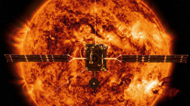 <p>La nave Solar Orbiter se acercará al Sol más de lo que ninguna otra misión ha logrado hasta ahora, soportando un calor abrasador. / ESA/ATG medialab (Sol: NASA/SDO/P. Testa-CfA)</p>