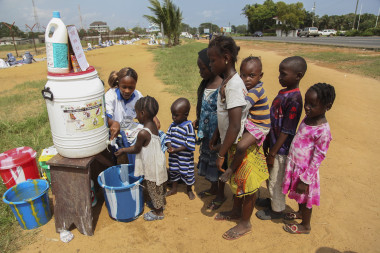 <p>Niños se lavan las manos en una aldea de Liberia. / Efe</p>