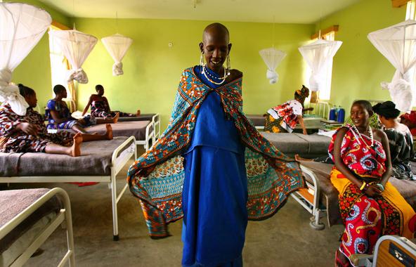 <p>Mujer másai embarazada camina por la maternidad del Hospital Arumeru, cerca de Arusha, Tanzania/EFE</p>