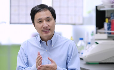 <p>El genetista He Jiankui en una imagen de su <a href="https://www.youtube.com/watch?v=aezxaOn0efE&feature=youtu.be" target="_blank">vídeo.</a></p>