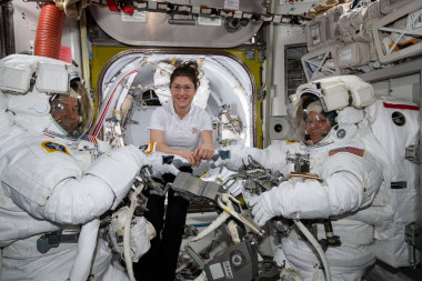 <p>La astronauta de la NASA Christina Koch (centro) asiste a sus compañeros astronautas Nick Hague (izquierda) y Anne McClain (derecha) para ajustar los trajes espaciales poco antes de comenzar su primer paseo espacial el pasado 22 de marzo. / NASA</p>