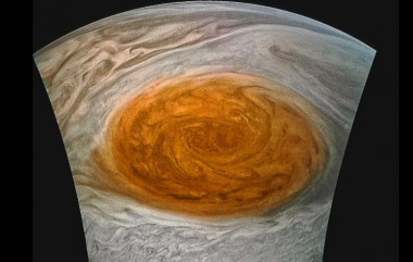 <p>Perspectiva interpretada por un diseñador gráfico con las imágenes en bruto que facilita la NASA de la Gran Mancha Roja. / NASA/SWRI/MSSS/Jason Major</p>
