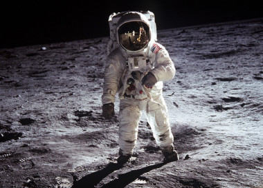 <p>Un astronauta camina sobre la superficie de la Luna durante la misión Apolo 11. En la próxima década lo hará una astronauta. / <a href="http://commons.wikimedia.org/wiki/File:Aldrin_Looks_Back_at_Tranquility_Base_-_GPN-2000-001102.jpg" target="_blank">NASA </a></p>