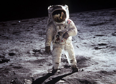 <p>Un astronauta camina sobre la superficie de la Luna durante la misión Apolo 11. En la próxima década lo hará una astronauta. / <a href="http://commons.wikimedia.org/wiki/File:Aldrin_Looks_Back_at_Tranquility_Base_-_GPN-2000-001102.jpg" target="_blank">NASA </a></p>