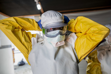 <p>El personal médico e higienista se viste con el equipo de protección para entrar en zonas de alto riesgo. / Pablo Garrigos | <a href="https://media.msf.org/CS.aspx?VP3=SearchResult&VBID=24BDQ5NT4FD6#/SearchResult&VBID=24BDQ5NT4FD6&POPUPPN=8&POPUPIID=24BDHUFGA9BV" target="_blank">Médicos sin Fronteras</a></p>