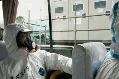 <p>Técnicos se preparan para entrar en un reactor de la central de Fukushima. / <a href="http://www.flickr.com/photos/iaea_imagebank/6234787898/sizes/l/" target="_blank">Giovanni Verlini (IAEA)</a></p>