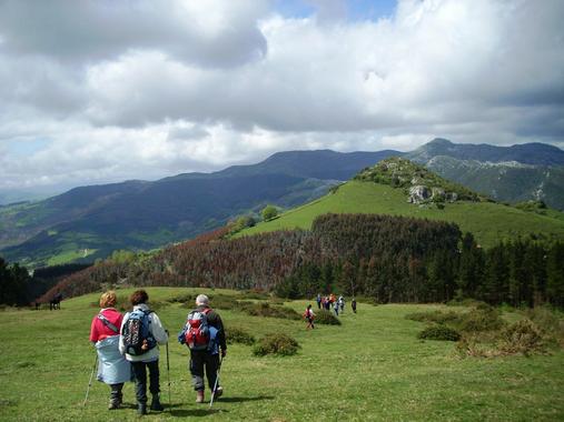 <p>Descenso hacia el Valle de Villaverde de Turcíos, enclave cántabro que limita con limita con los municipios vizcaínos. Foto: grupo senderismo Sendar.</p>