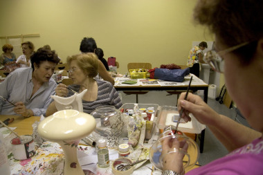 <p><a href="http://plataformasinc.es/index.php/esl/Galeria-multimedia/Imagenes/La-perdida-de-la-agudeza-visual-en-mayores-afecta-mas-a-las-mujeres" target="_self">Mujeres mayores en un taller de manualidades</a>. Foto: SINC.</p>
