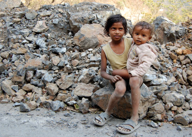 <p>Un niño y un bebé en una carretera cerca de Rishikesh (India). / Wikimedia</p>