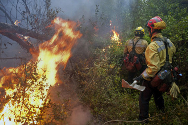 <p>Dos bomberos durante las labores para combatir el incendio forestal que se ha declarado a media tarde entre los municipios de Madremanya (en la comarca del Gironès) y La Pera (en el Baix Empordà), por el que se han desalojado a una decena de personas, el15 mayo 2014. / EFE.</p>