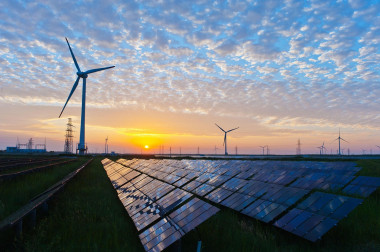 <p>Los sistemas eléctricos basados en fuentes renovables, como la energía solar y la eólica, resistirán las consecuencias del cambio climático. / Pixabay</p>