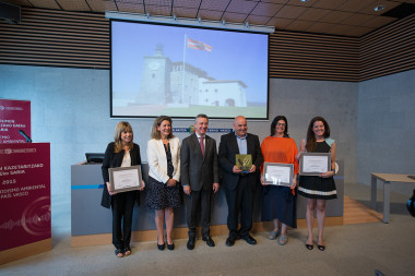 <p>El lehendakari Iñigo Urkullu ha presidido la entrega de los galardones del I Premio de Periodismo Ambiental del País Vasco. A la derecha, la redactora Eva Rodríguez de Sinc. / Irekia</p>