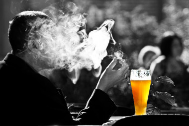 <p>Entre los más de 6.000 compuestos químicos que forman parte del humo de tabaco, algunos son carcinógenos. / Pixabay</p>