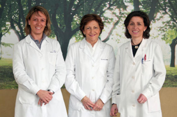 <p>De izquierda a derecha, Paula Oteiza -secretaria de la revista-, Ana Barber y Pilar Lostao, directoras de la publicación. Foto: UN.</p>