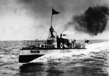 <p>El Turbinia, primer barco propulsado con turbinas a vapor. / <a href="https://es.wikipedia.org/wiki/Revoluci%C3%B3n_Industrial#/media/File:Turbinia_At_Speed.jpg" target="_self">Wikipedia</a></p>