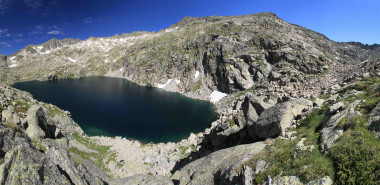 <p>Estany de Bergús (2.449 metros de altitud) con aguas frías, extremadamente pobres en alimento y sometidas a elevadas dosis de radiación ultravioleta. / JC Auguet</p>