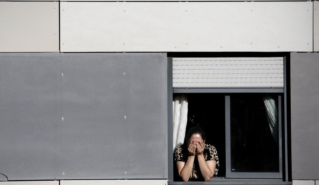 <p>Una mujer llora ante su inminente desahucio. / Olmo Calvo (Sinc)</p>