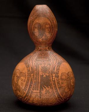 <p>En la imagen puede verse la calabaza decorada con los retratos de los protagonistas de la Revolución Francesa en la que se guardó un pañuelo manchado con la sangre de Luis XVI. / IBE</p>