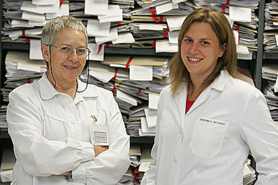 <p>La doctora María Luisa López y Verónica Delgado, del Departamento de Biología Vegetal de la Universidad de Navarra. Foto: Manuel Castells.</p>