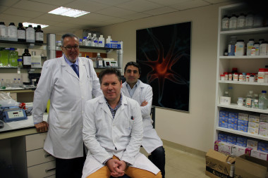<p>José Castillo, Tomás Sobrino y Francisco Campos, en su laboratorio. / RAGC</p>