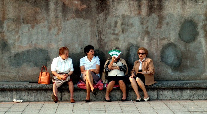 <p>Mujeres sentadas en un banco cerca del puerto de Bilbao./ Xosé Castro</p>