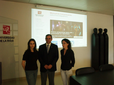 <p>Los responsables del manual. Imagen: Unirioja</p>