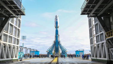 <p>Vista del Cosmódromo, con el cohete Soyuz que ha lanzado el nuevo telescopio espacial. / IAA-CSIC</p>