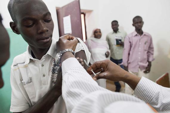<p>Un médico vacuna para la fiebre amarilla a un grupo de sudaneses, en Darfur. / Efe </p>
