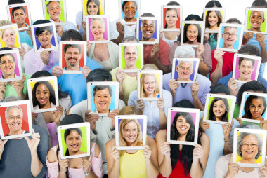 <p>Los humanos tienen caras inusualmente distintivas porque han sido objeto de una selección, para ser únicos y fácilmente reconocibles. / Fotalia. </p>