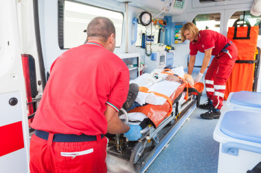 <p>Personal sanitario atiende a un infartado. / Fotolia</p>