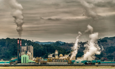 <p>Con las emisiones mundiales de CO<sub>2</sub> de todas las actividades humanas estimadas en 41 mil millones de toneladas para 2017, el tiempo se está agotando. En la fotografía, Ence en la ría de Pontevedra / <a href="https://www.flickr.com/photos/127039547@N03/" title="Ir a la galería de jorgegaygago" target="_blank">jorgegaygago</a></p>