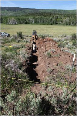 <p>Trinchera excavada perpendicularmente a una de las fallas estudiadas en las Montañas Rocosas. / Unizar.</p>