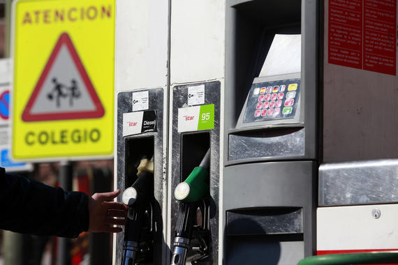 <p>Hospitales, centros de salud, colegios o centros de la tercera edad deberían estar a más de 100 metros de las gasolineras. Foto: SINC.</p>