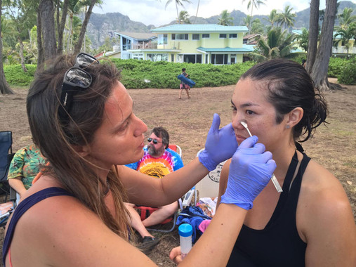 <p>Íria Fernández tomando muestras a una voluntaria en una playa de Hawai. / Richard Coleman</p>