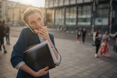 <p>El estudio pone de relieve que los síntomas de depresión se ven agravados por la doble jornada que afrontan muchas mujeres al añadir las horas que dedican diariamente a tareas domésticas. / Adobe Stock</p>